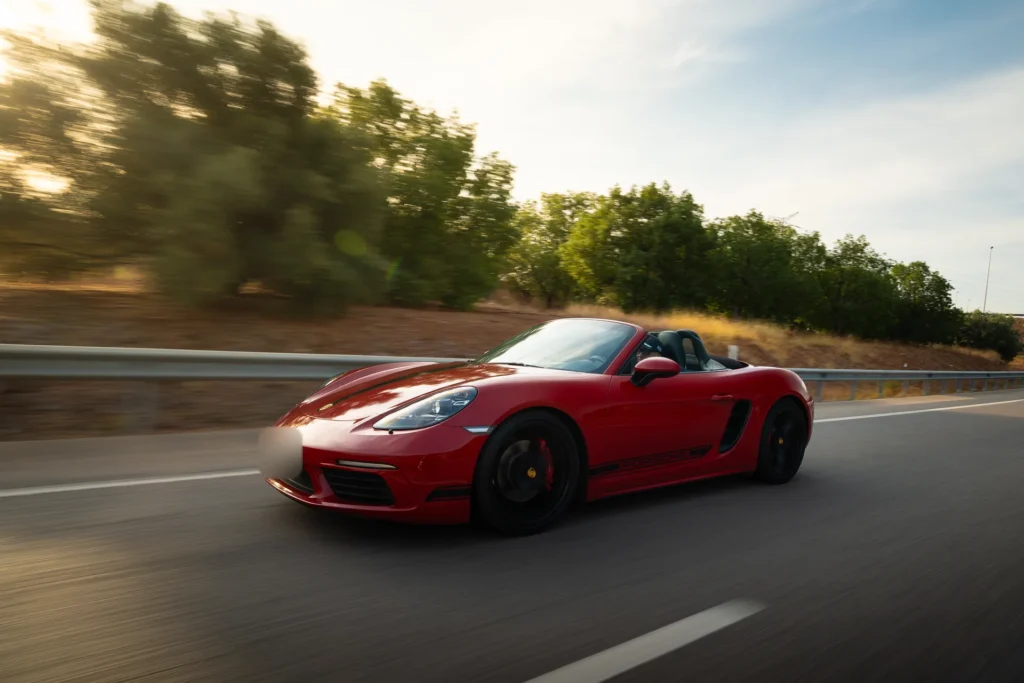 Porsche 718 Boxster rojo en carretera en la ruta RX04 Villahermosa de Road Experience, ruta en coche deportivo por Castellón