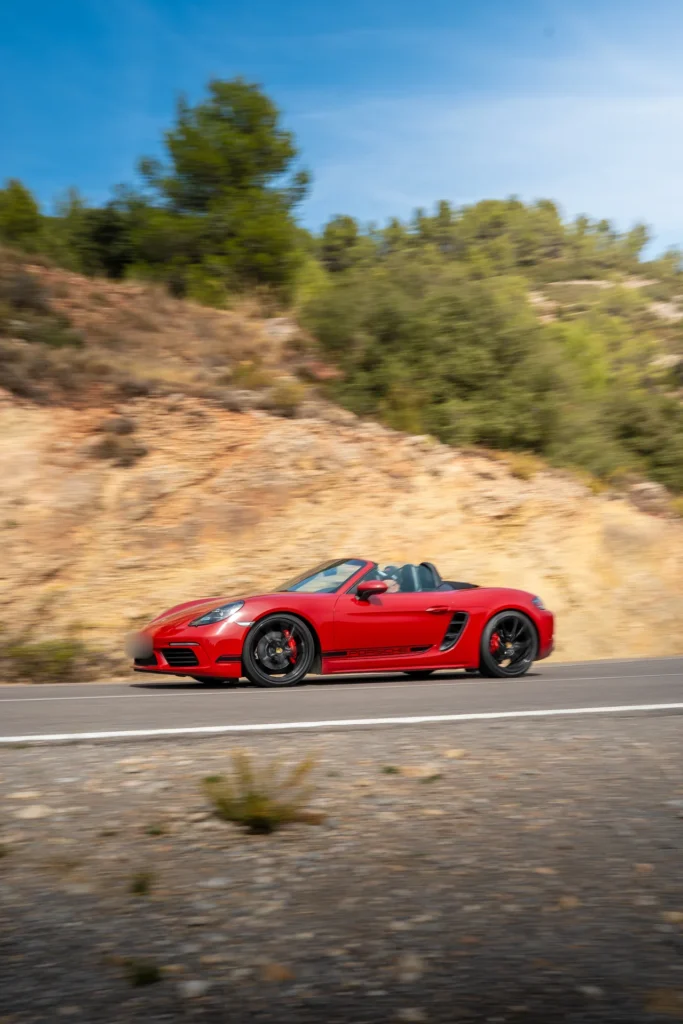 Porsche 718 Boxster rojo en la montaña en la ruta RX04 Villahermosa de Road Experience, ruta en coche deportivo por Castellón