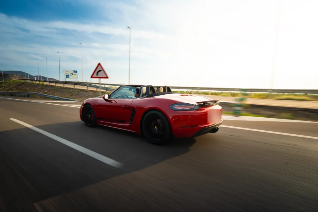 Porsche 718 Boxster rojo rodando en la ruta RX04 Villahermosa de Road Experience, ruta en coche deportivo por Castellón