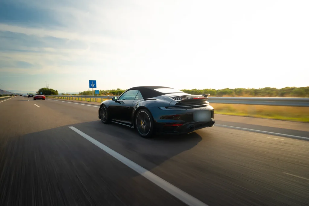 Porsche 911 negro rodando en la ruta RX04 Villahermosa de Road Experience, ruta en coche deportivo por Castellón