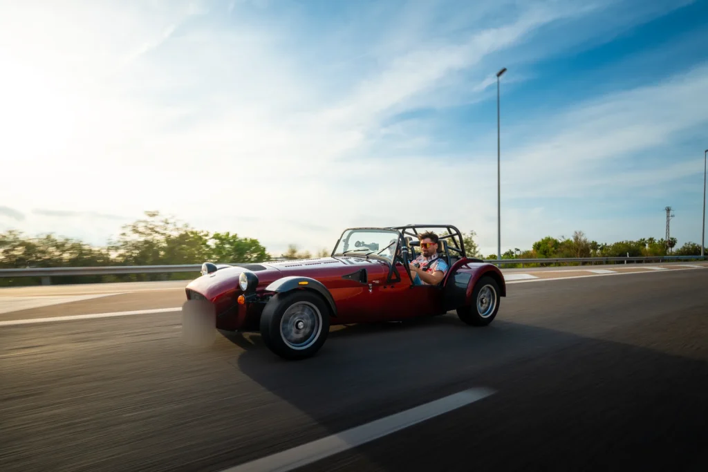 Roadster clásico rojo en autovía en la ruta RX04 Villahermosa de Road Experience, ruta en coche deportivo por Castellón