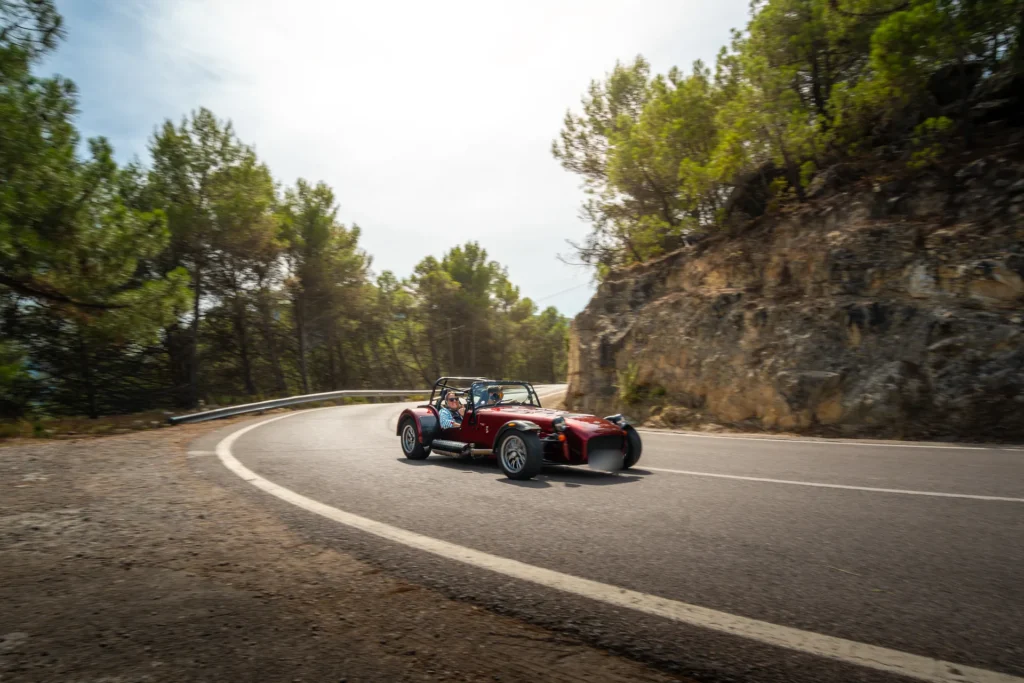 Roadster clásico rojo en curva en la ruta RX04 Villahermosa de Road Experience, ruta en coche deportivo por Castellón